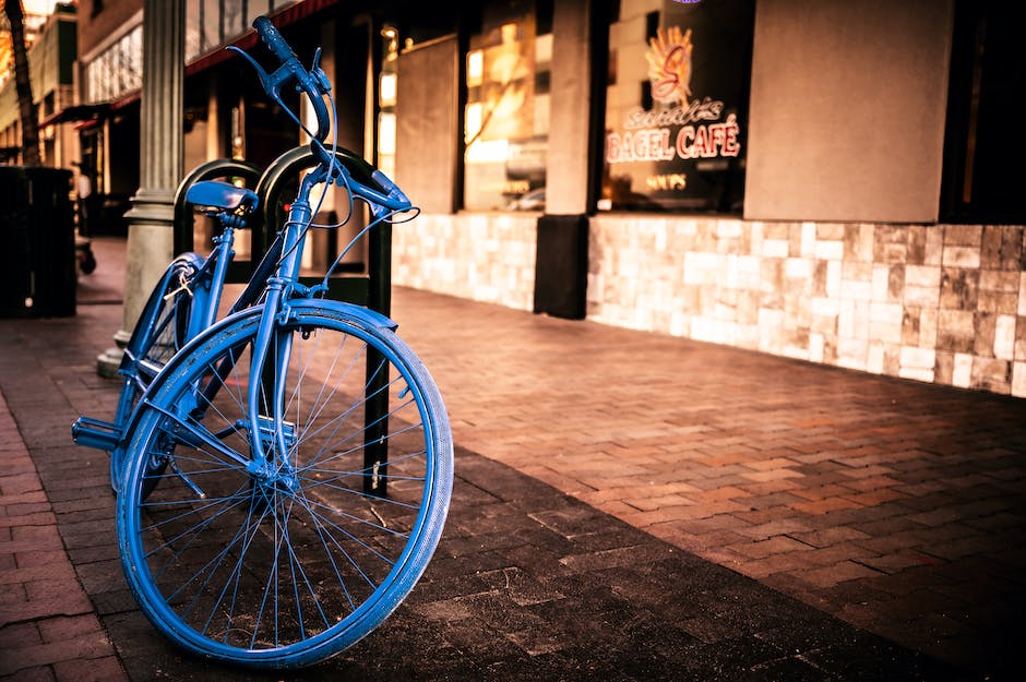 Verhalten beim Überholen von einem blauen Lkw mit einem Fahrrad